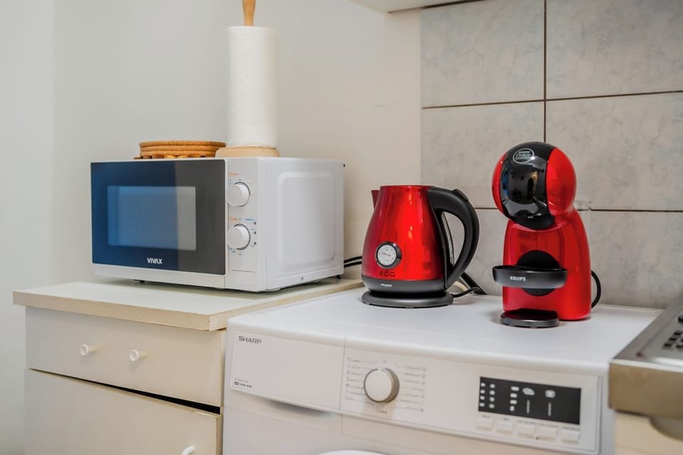 Family Studio, Microwave (Red Vibe Studio Central 1) | Private kitchenette