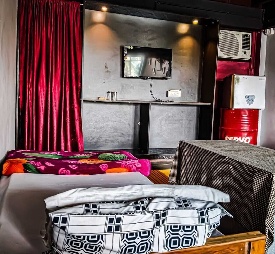 WiFi (free), bed sheets