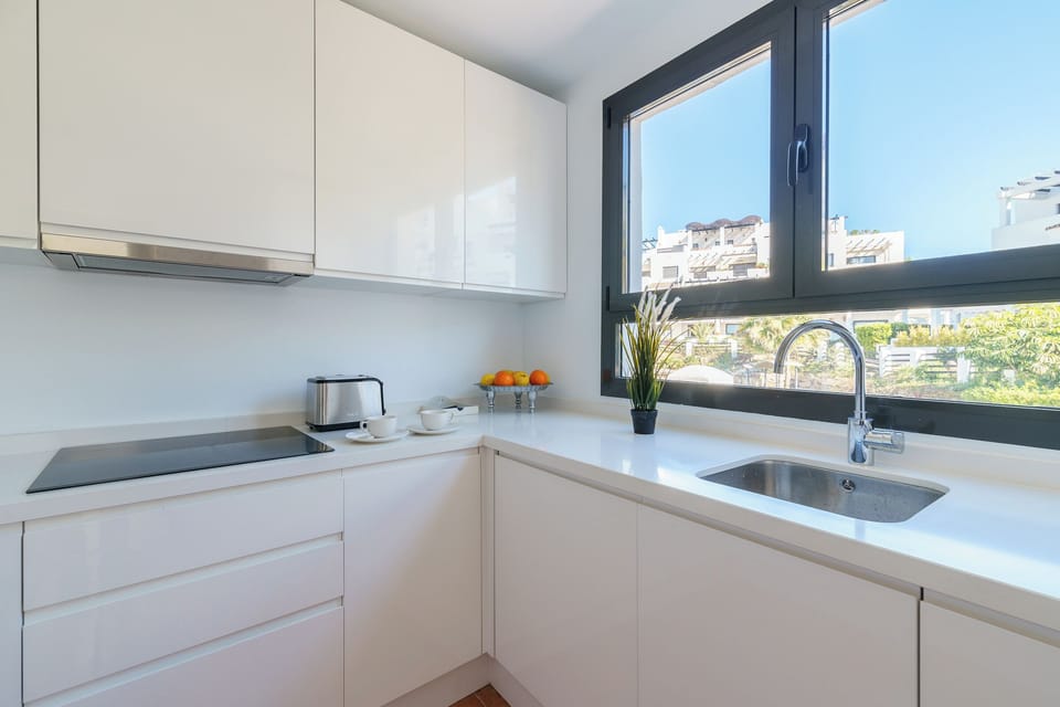 Family Townhome, Multiple Bedrooms, Mountainside (Luxe Golf & Family House Escape) | Private kitchen | Fridge, microwave, oven, stovetop