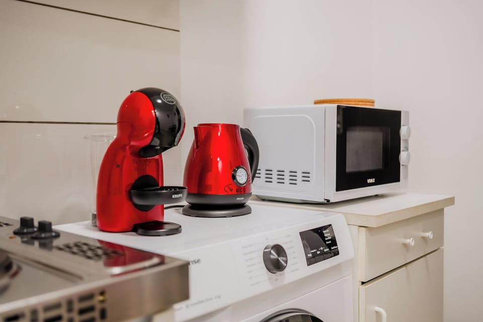 Family Studio, Microwave (Red Vibe Studio Central 2) | Private kitchenette