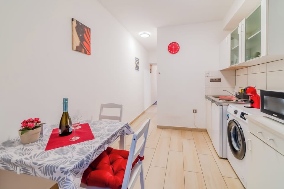 Family Studio, Microwave (Red Vibe Studio Central 2) | Dining