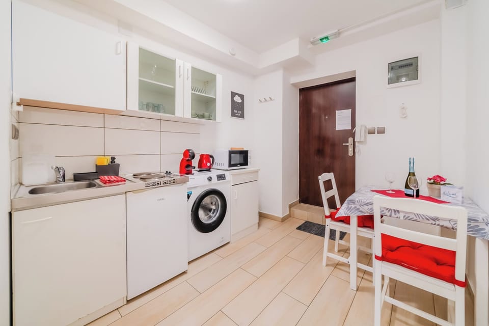 Family Studio, Microwave (Red Vibe Studio Central 2) | Private kitchenette