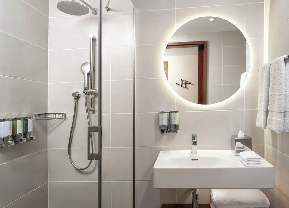 Hydromassage showerhead, eco-friendly toiletries, hair dryer, towels