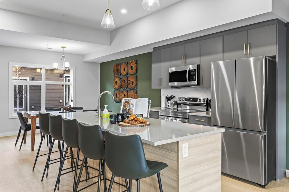 Large kitchen counter with space for 5.