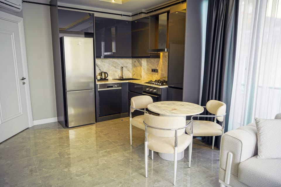Fridge, oven, stovetop, dishwasher