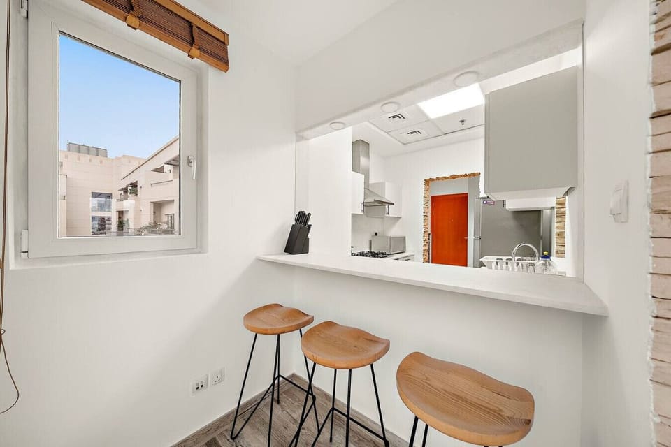 Kitchen Nook: Brighten your mornings with city views from this stylish breakfast bar!