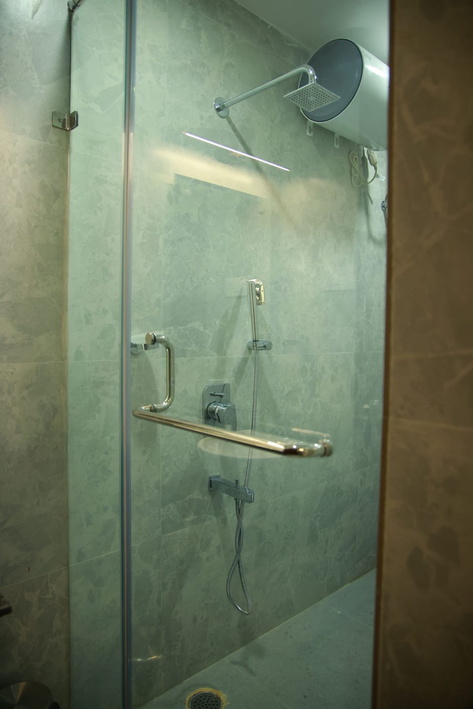 Presidential Room, City View | Bathroom | Shower, towels, soap, shampoo