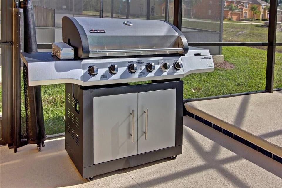 Complimentary gas grill BBQ for guests to enjoy - 437 Orange Cosmos