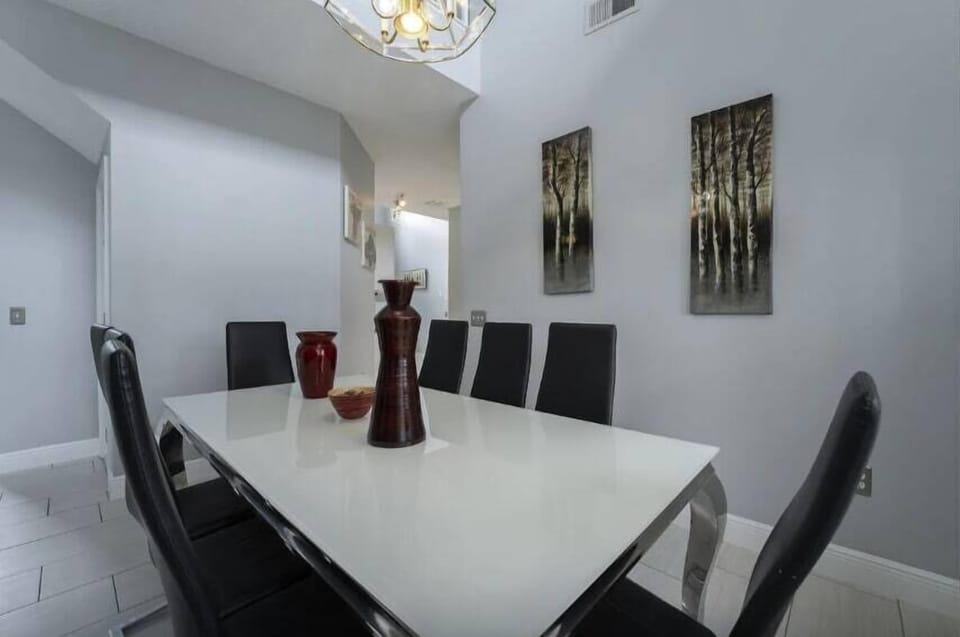 This area combines functionality with style, offering ample seating while maintaining a sense of comfort and sophistication.