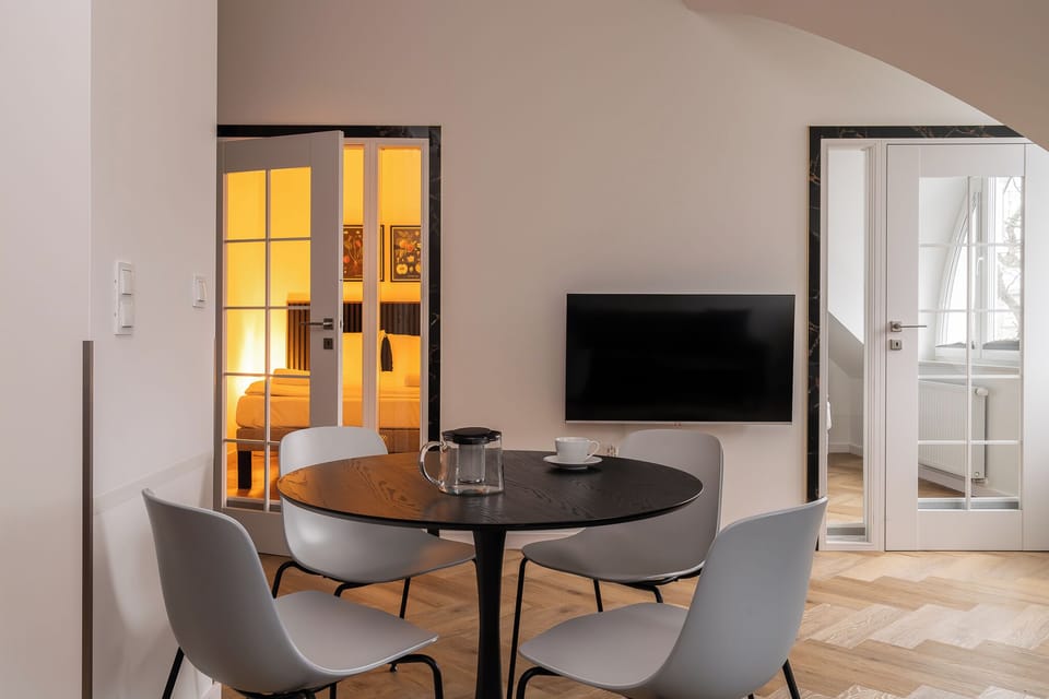 Apartment, Courtyard View | In-room dining