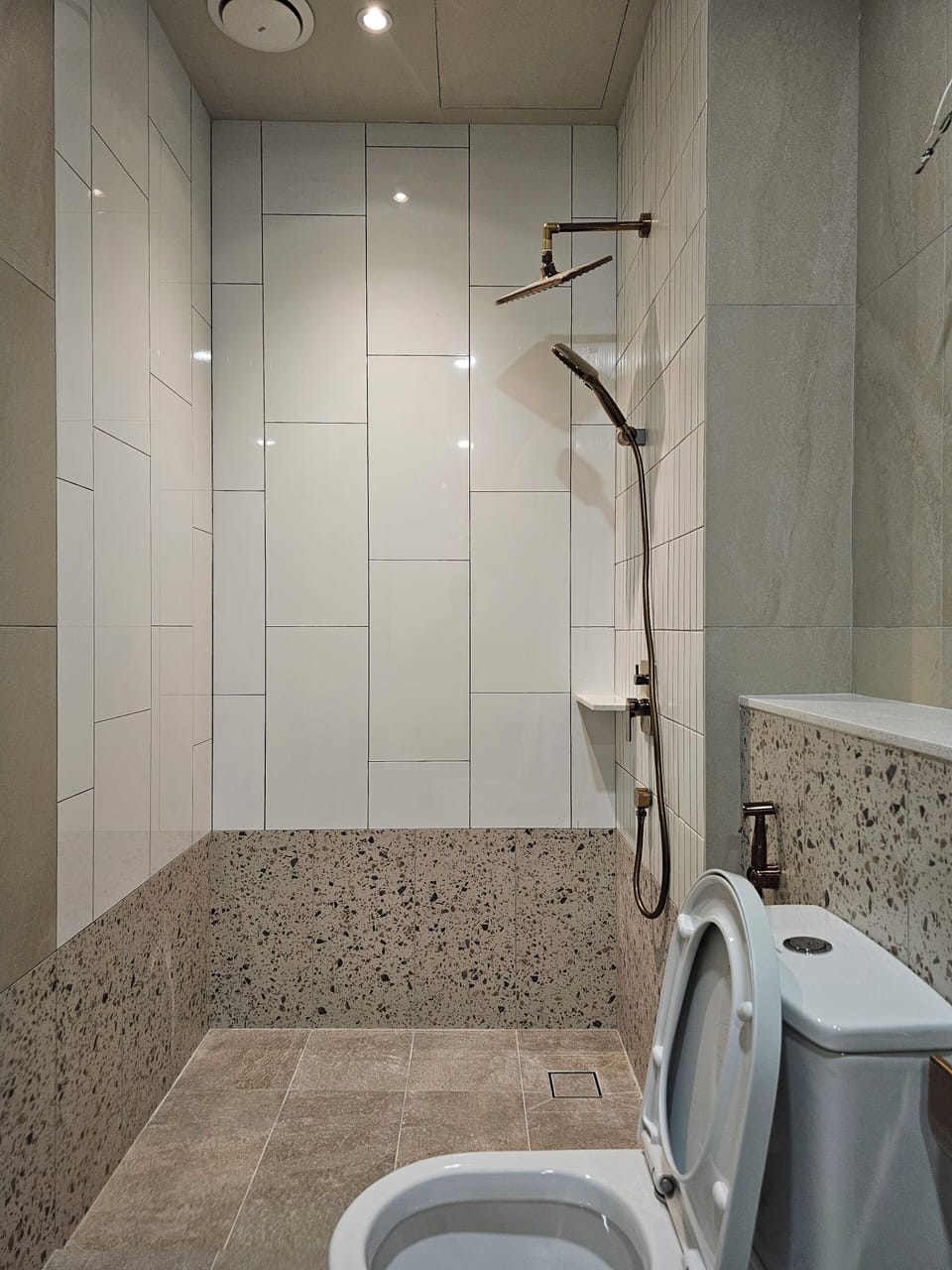 Shower, rainfall showerhead, free toiletries, hair dryer