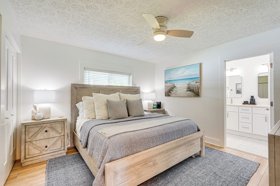 Walk to Beach: Chic PCB Getaway w/ Yard Cottage in Sunnyside