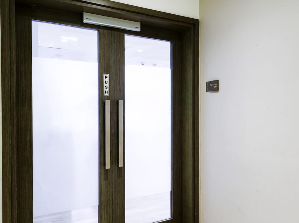 Step into this fully equipped gym and get your cardio on !