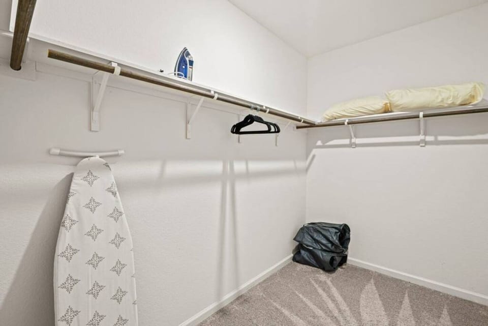 House | 3 bedrooms, desk
