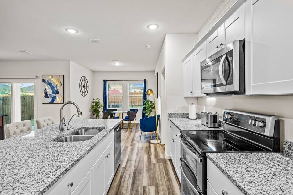 House | 3 bedrooms, desk