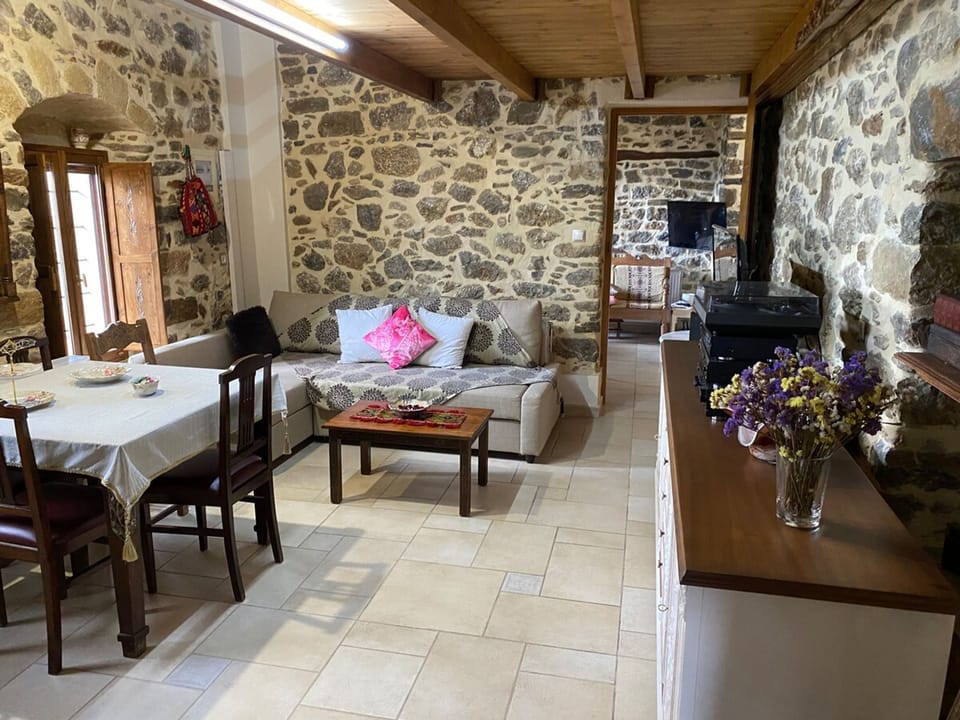 House | 2 bedrooms, desk