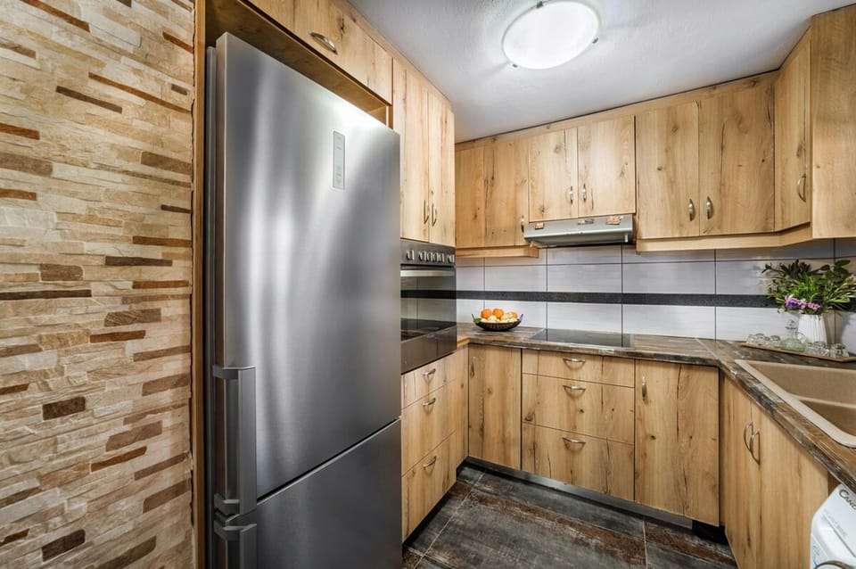 House | 2 bedrooms, desk
