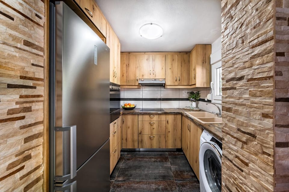 House | 2 bedrooms, desk