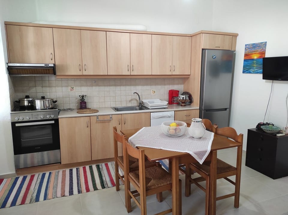 House | 2 bedrooms, desk