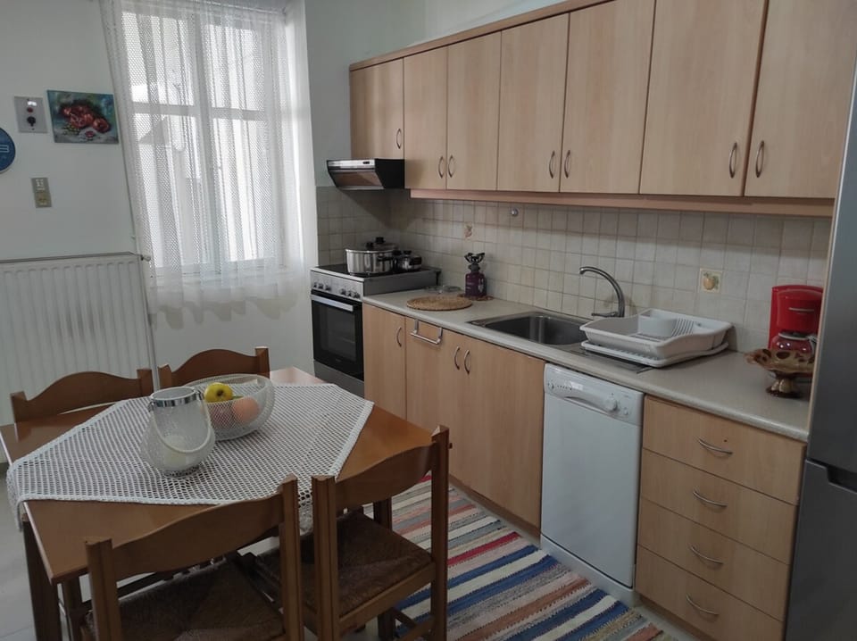 House | 2 bedrooms, desk