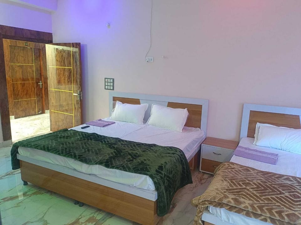 Hypo-allergenic bedding available, soundproofing, WiFi (free)