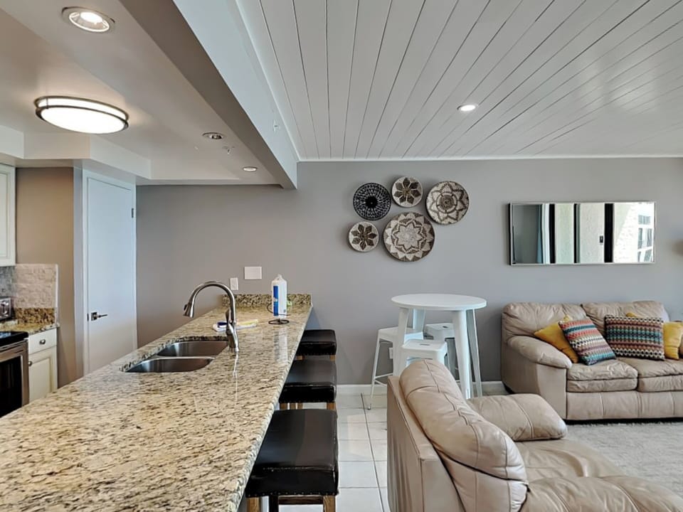 Breakfast Bar and Dining Area