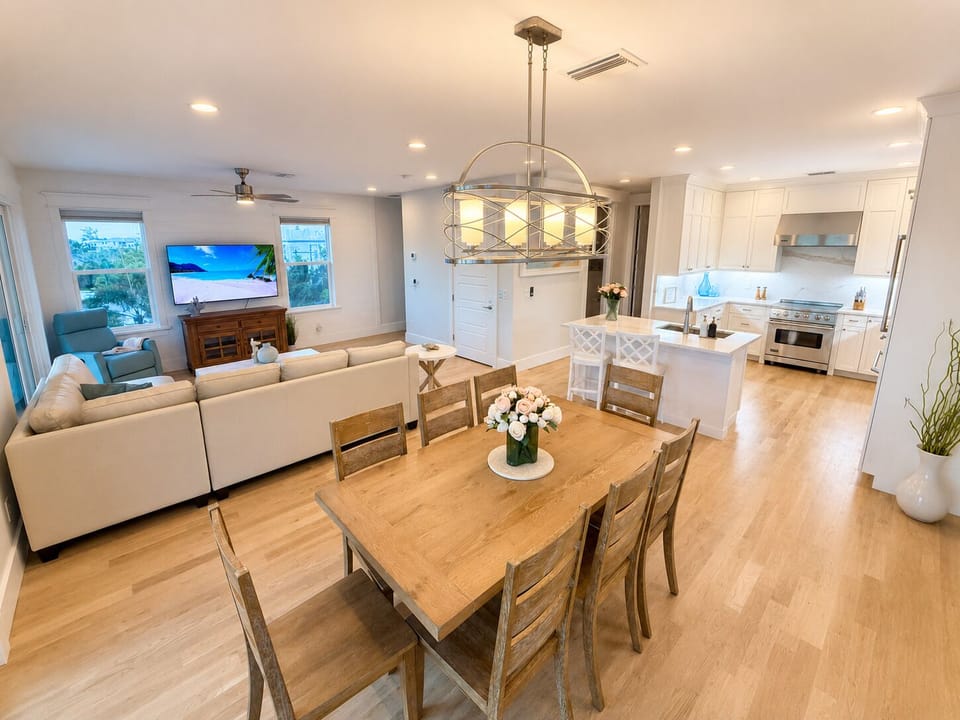 Large Updated Comfortable Living Space! - Hosted by RentAnnaMaria