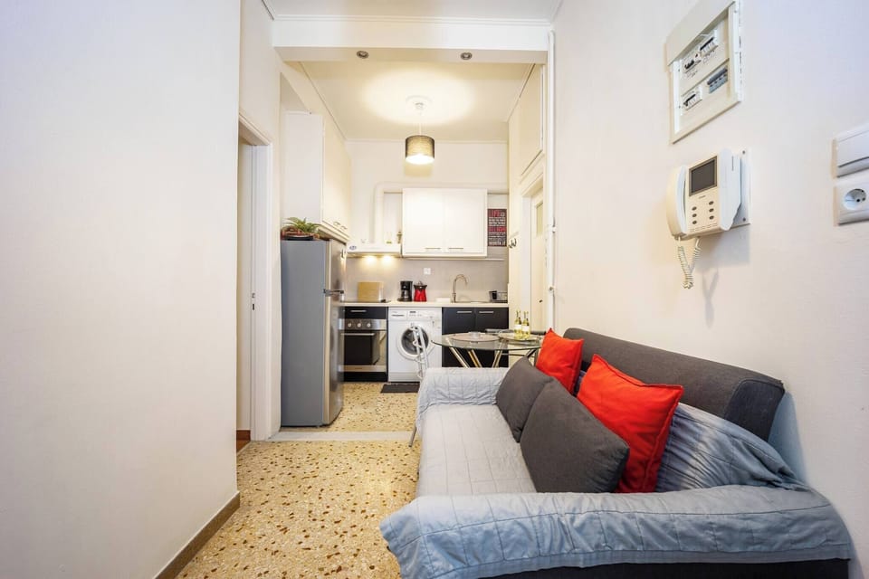 Apartment, 1 Bedroom, Accessible | Living room | Books
