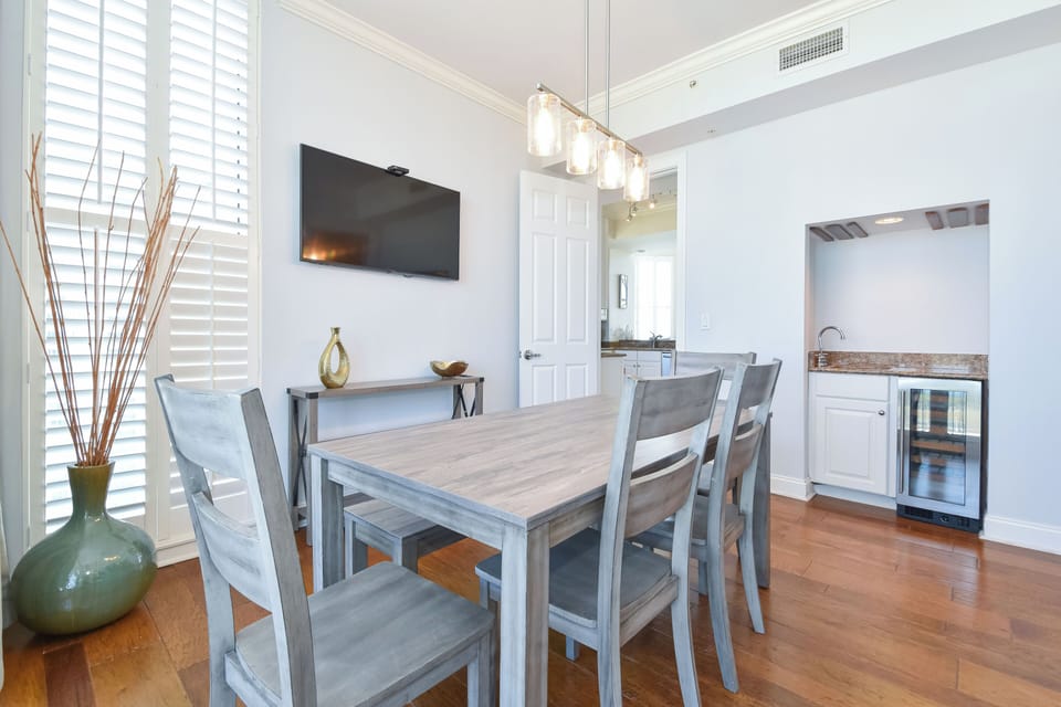 Silver Beach Towers West Penthouse 1901 - Dining Room