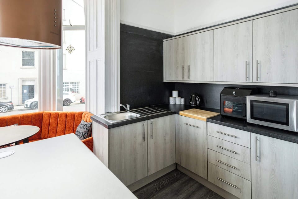 Robin Hood's Bay at the Sandbeck, Whitby - Host & Stay