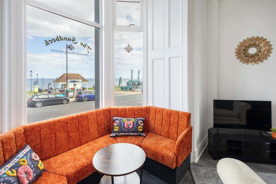 Robin Hood's Bay at the Sandbeck, Whitby - Host & Stay