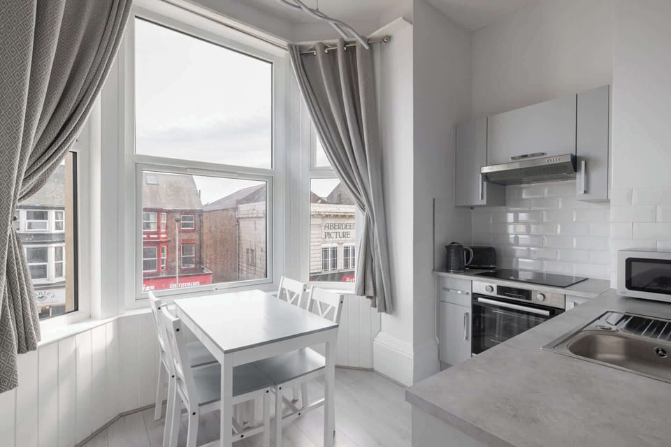 Aberdeen Walk Apartment, Scarborough - Host & Stay