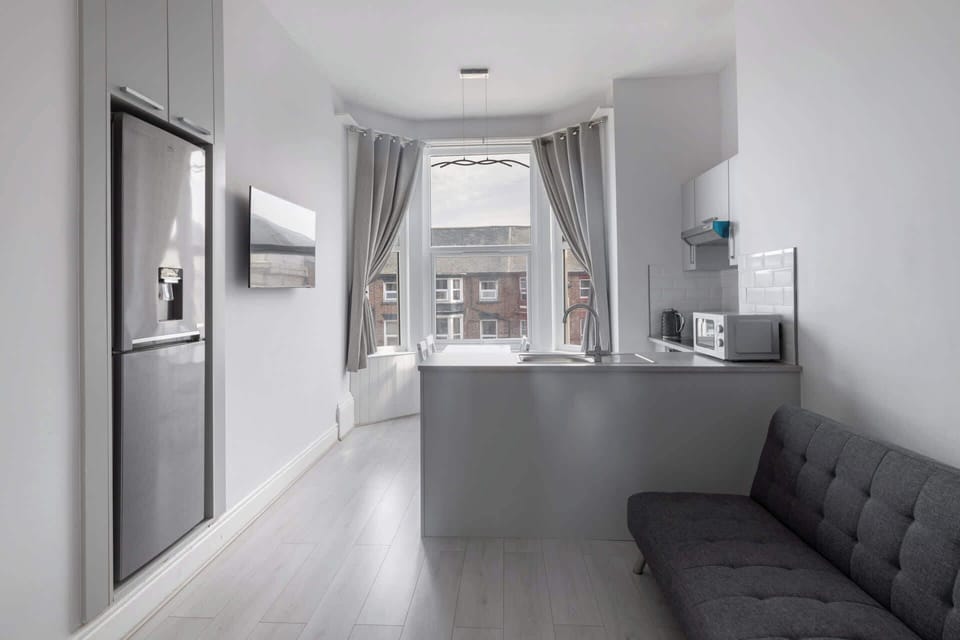 Aberdeen Walk Apartment, Scarborough - Host & Stay