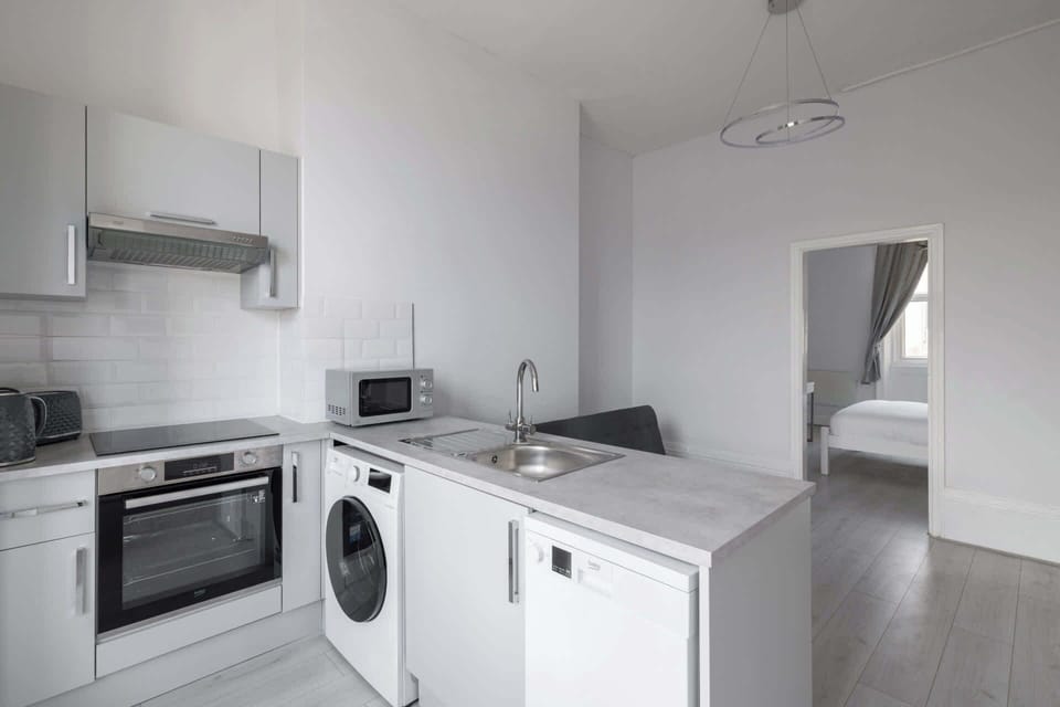 Aberdeen Walk Apartment, Scarborough - Host & Stay