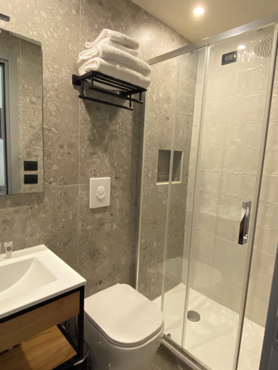 Classic Double Room | Bathroom | Shower, hair dryer, slippers, towels