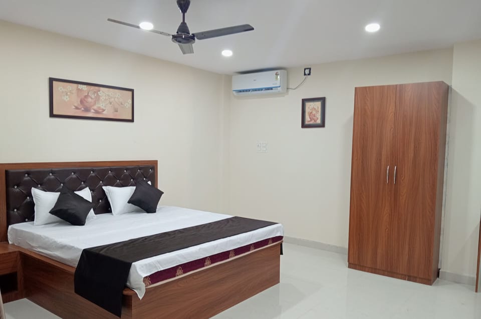 Basic Double Room | Desk