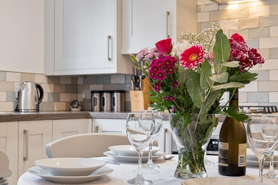 March Cottage, Matlock - Host & Stay