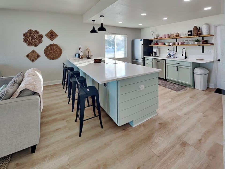 Fully Equipped Kitchen with Breakfast Bar