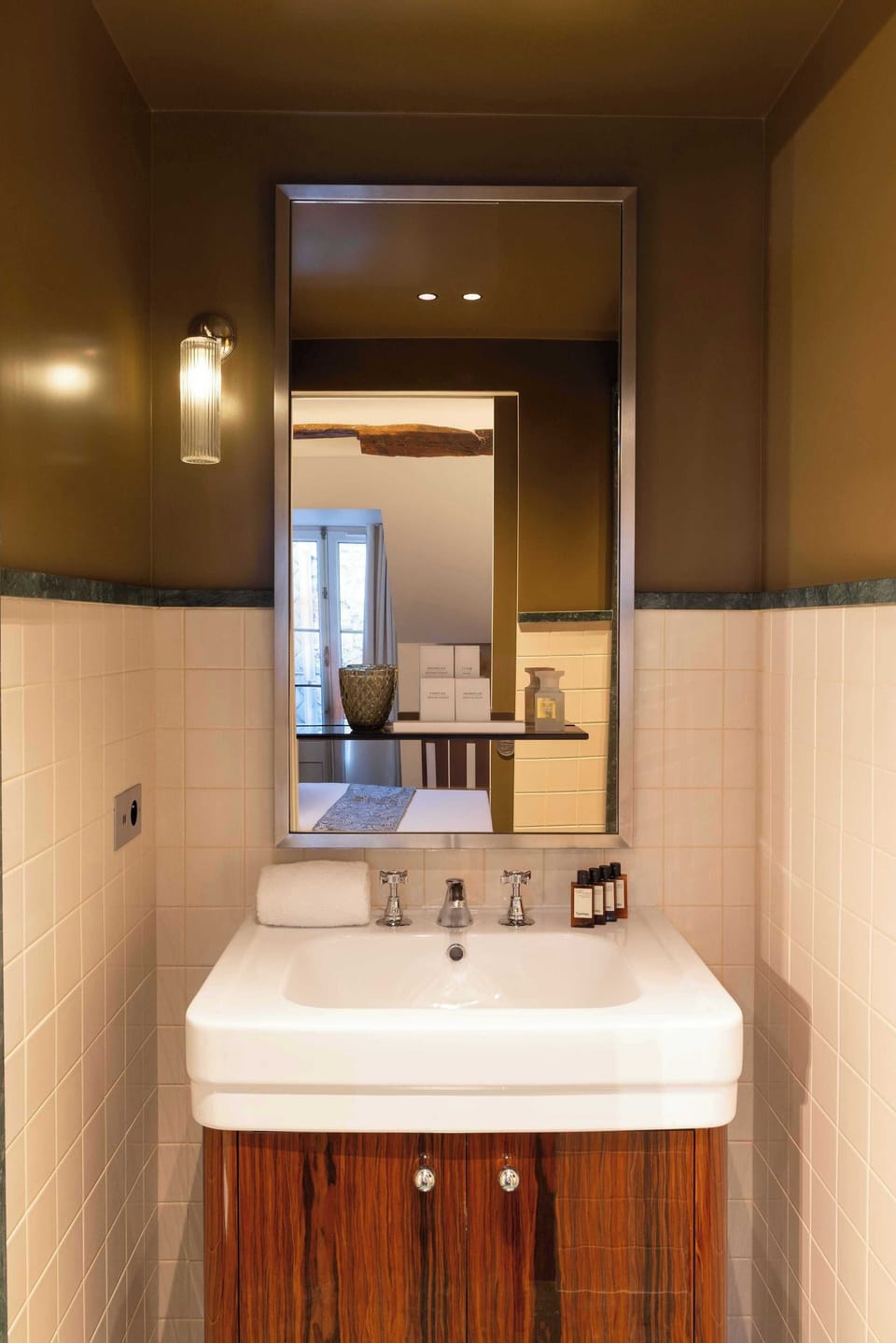 Classic Double Room | Bathroom | Slippers