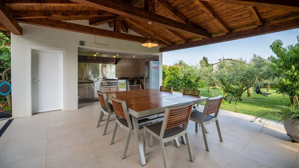 Outdoor kitchen and dining area of Villa LV