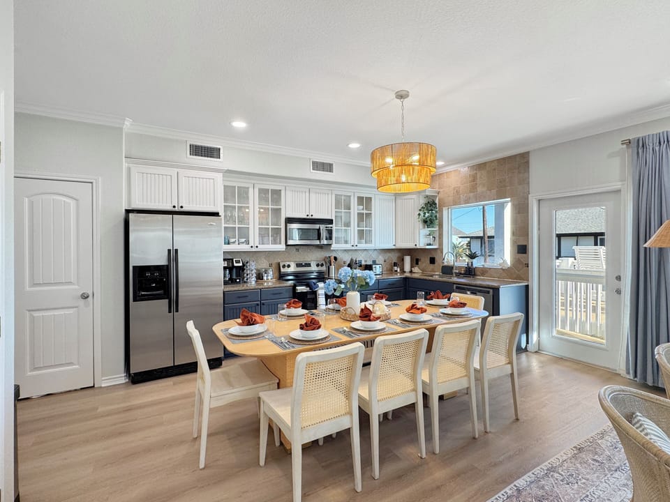 Fully equipped kitchen for family meals. 