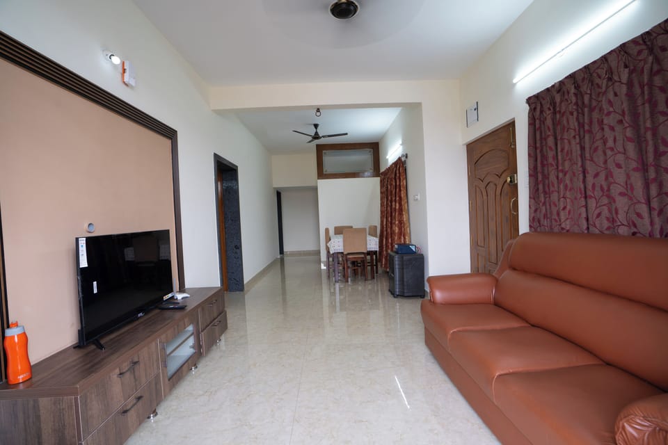 Deluxe Room, Balcony, City View | Living area | Flat-screen TV
