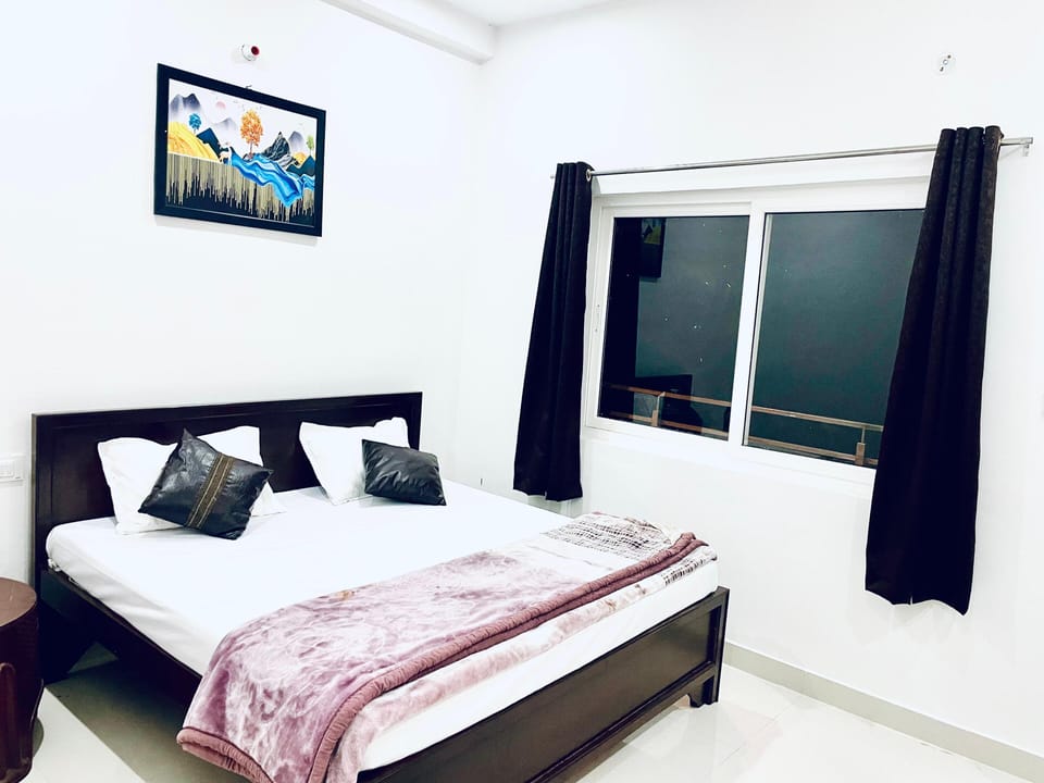 Deluxe Room | Desk, laptop workspace, free WiFi