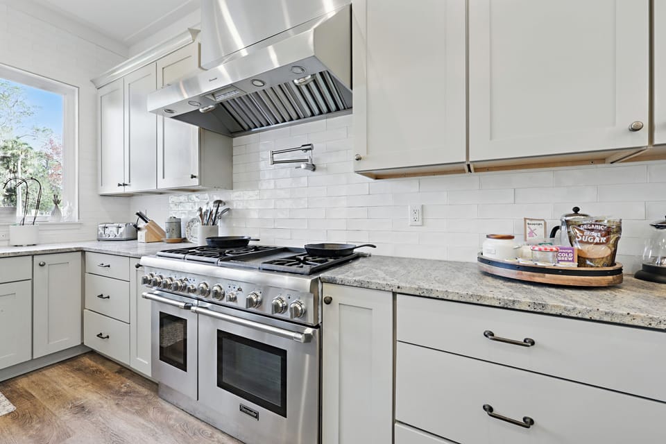Bake and cook at the same time with this double oven 6 burner range
