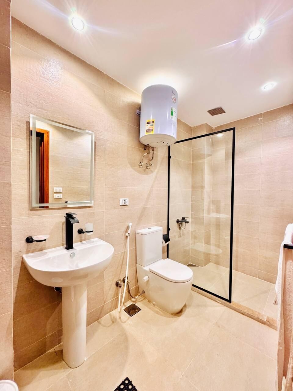 Combined shower/tub, towels, soap, shampoo