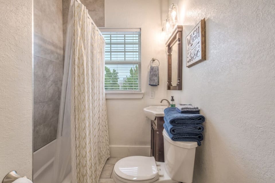 🛁 Clean + modern bathroom essentials for a refreshing stay.