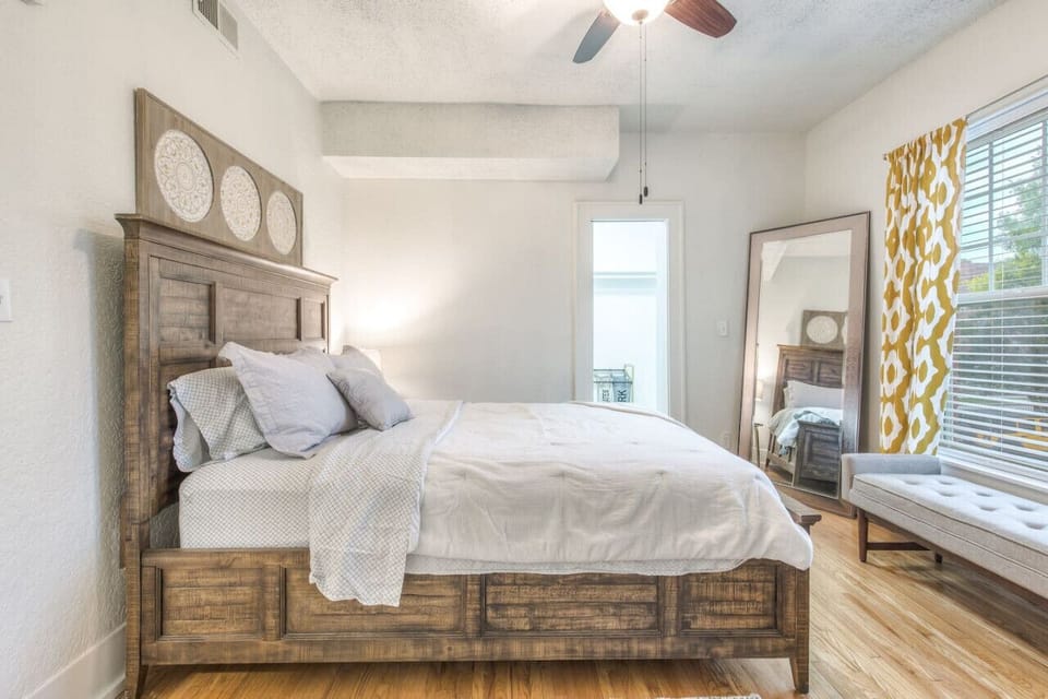 🛏 Cozy queen bedroom with 50” Smart TV + ample storage for long stays.