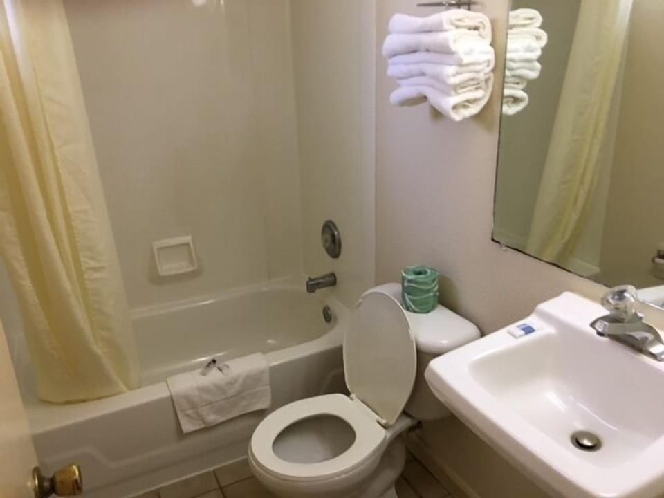 Standard Room, Smoking | Bathroom | Combined shower/tub, free toiletries, hair dryer, towels