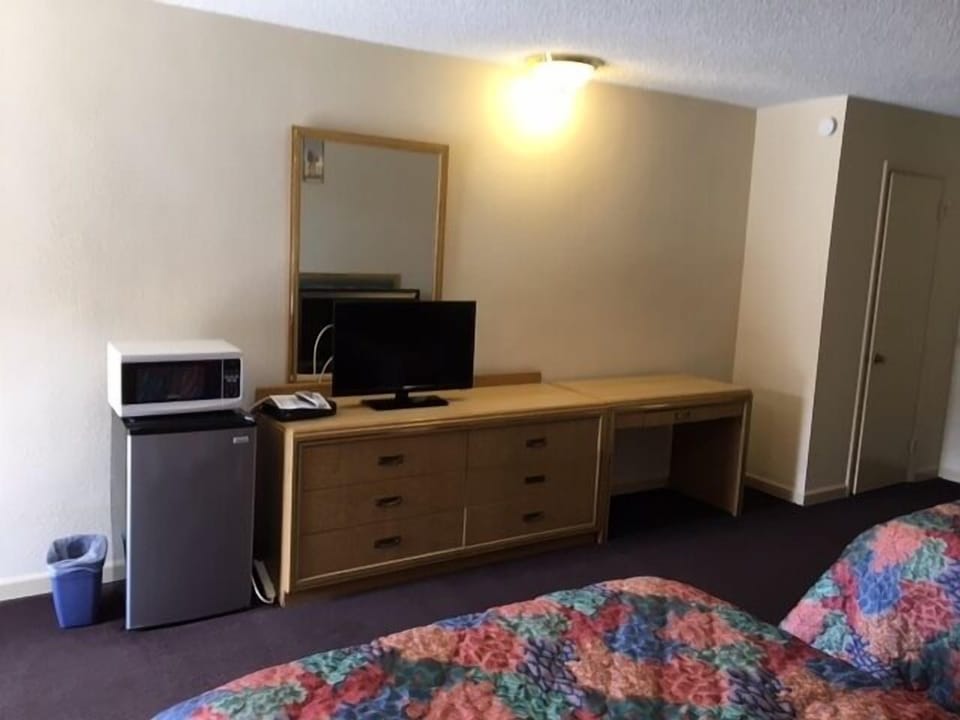 Standard Room, Smoking | Desk, free WiFi, bed sheets