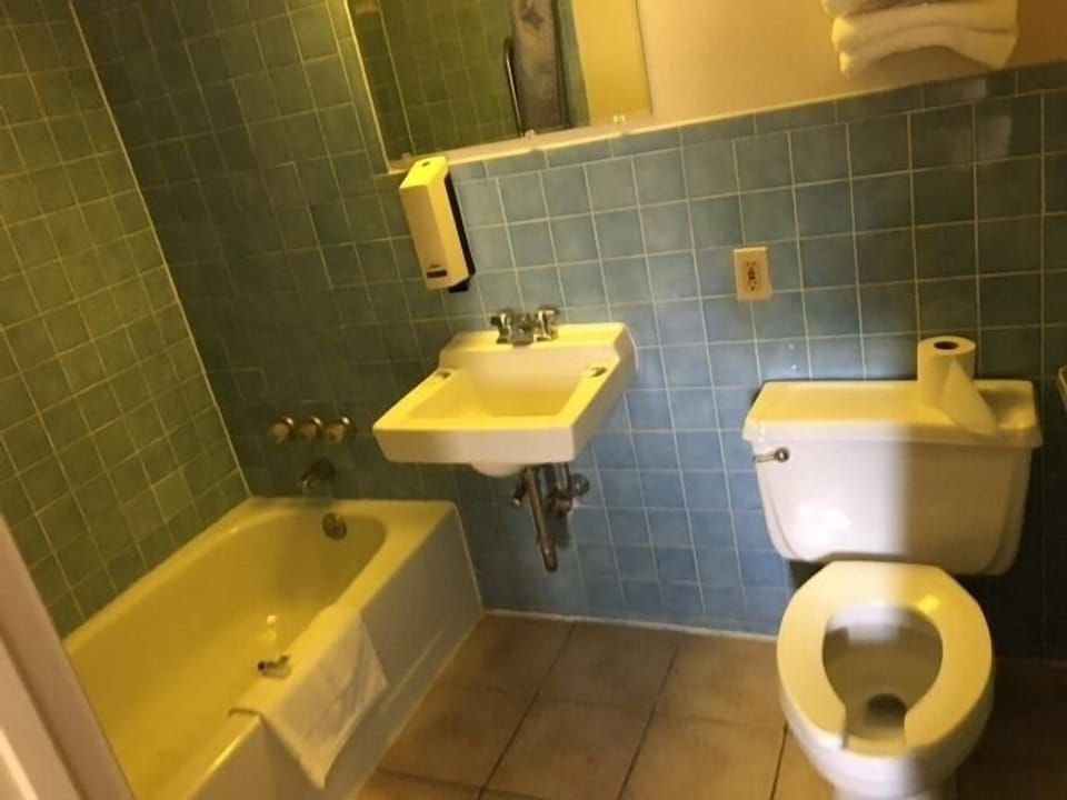 Standard Room, 1 Queen Bed, Smoking | Bathroom | Combined shower/tub, free toiletries, hair dryer, towels